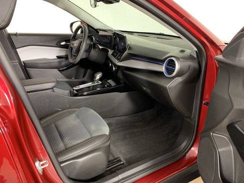 Used 2025 Chevrolet Trax LT image 36