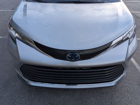 Used 2023 Toyota Sienna XLE image 12