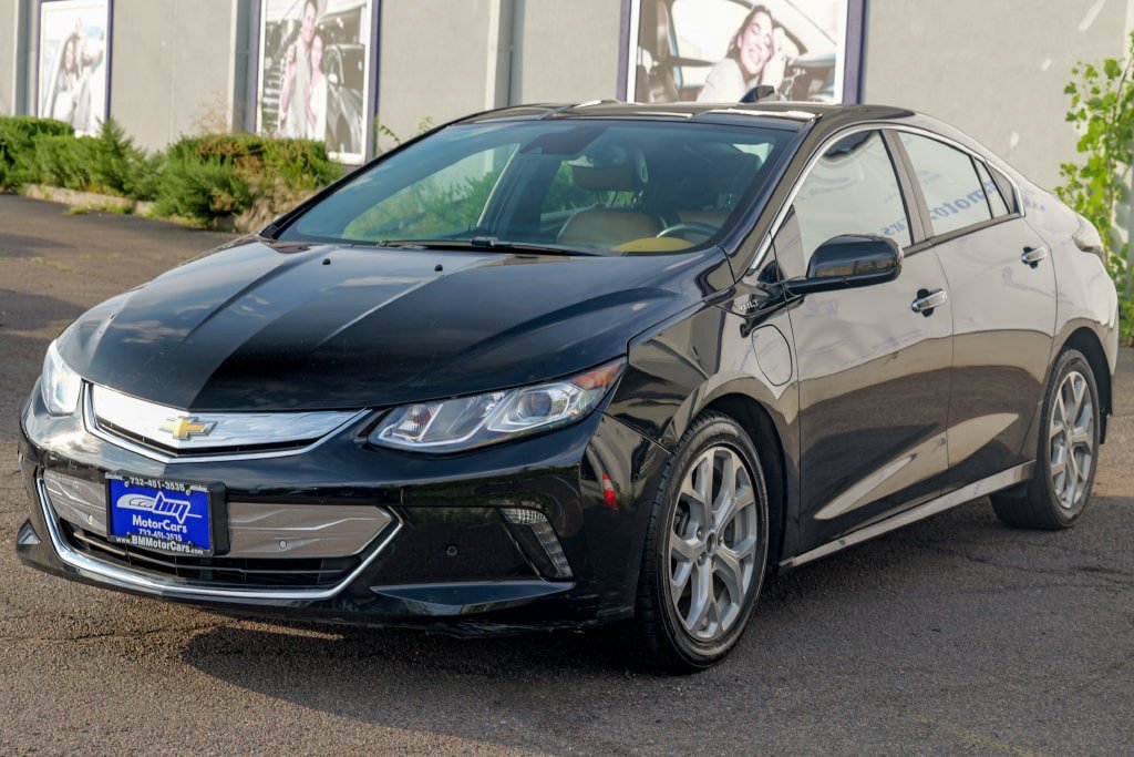 Used 2018 Chevrolet Volt Premier w/ Driver Confidence Package FWD image 3