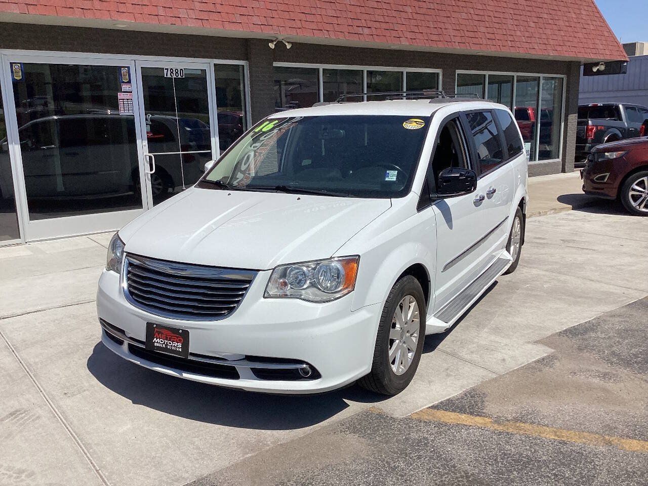 Used 2016 Chrysler Town & Country Touring w/ Driver Convenience Group FWD image 3