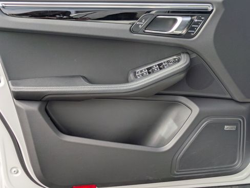 Certified 2025 Porsche Macan image 14