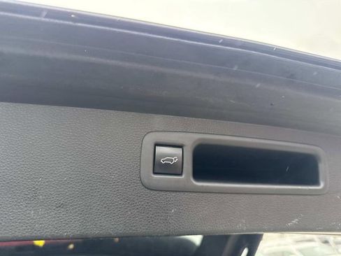 Used 2021 Toyota Highlander XLE image 9