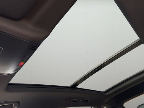 Used 2022 Volkswagen Tiguan SE R-Line image 16