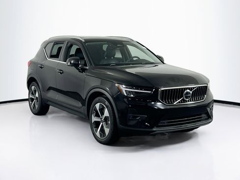 Used 2023 Volvo XC40 B4 Plus w/ Driver Assist Package image 3