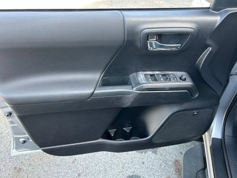 Used 2020 Toyota Tacoma TRD Sport w/ TRD Premium Sport Package AWD/4WD image 22