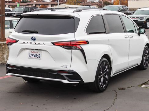 Used 2022 Toyota Sienna XSE image 4