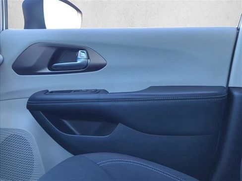 Used 2023 Chrysler Voyager LX image 18