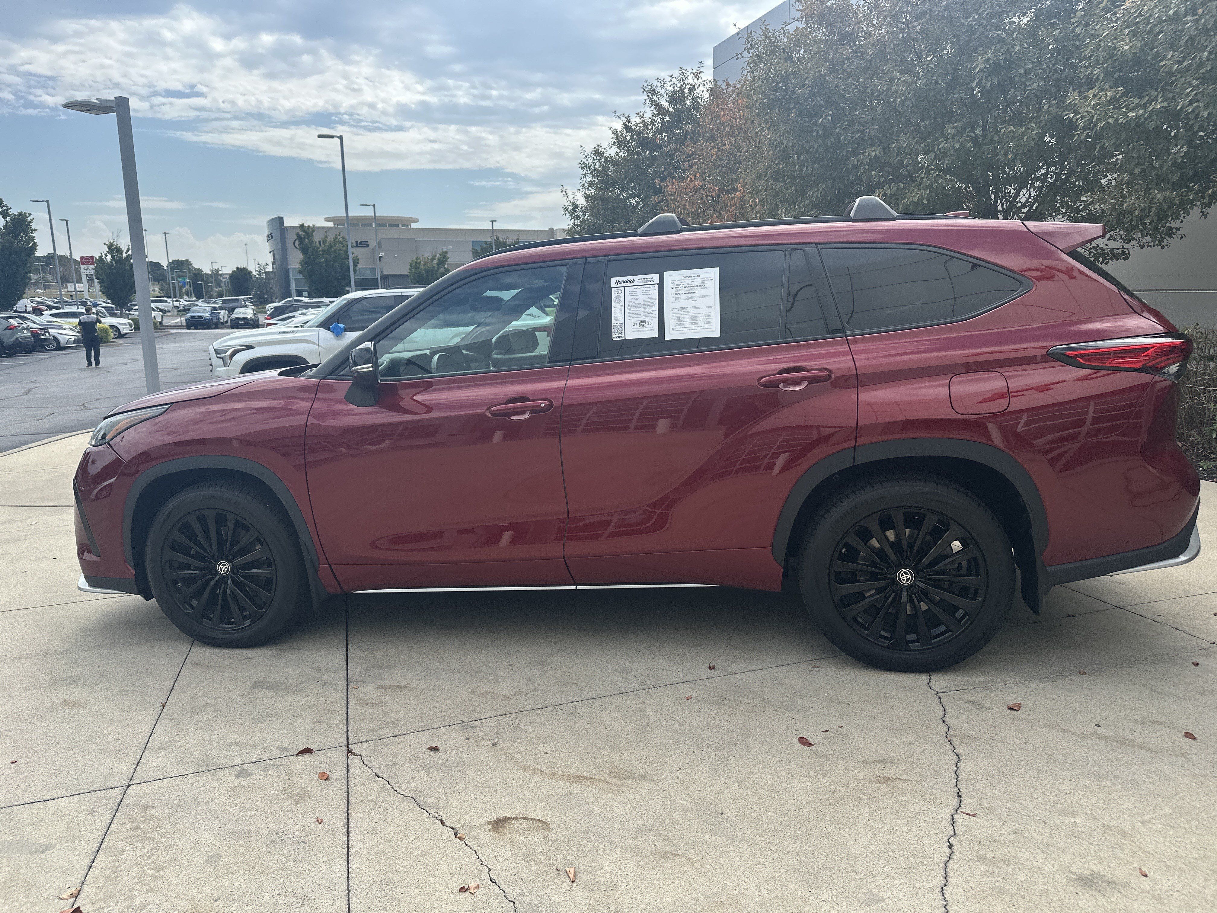 Used 2023 Toyota Highlander XSE AWD/4WD image 9