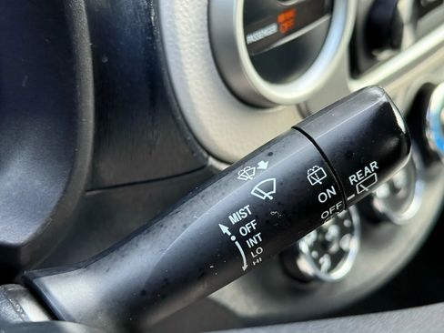 Used 2012 Toyota Yaris L image 22