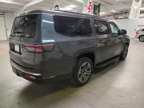 Used 2025 Jeep Wagoneer L Series II w/ 8-pass Seating Package image 8