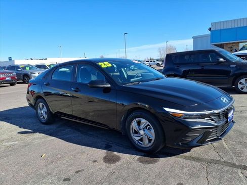 Used 2025 Hyundai Elantra SE image 2