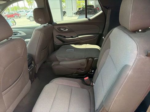 Used 2023 Chevrolet Traverse LT image 9