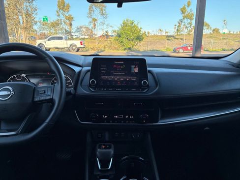 Used 2025 Nissan Rogue SV image 17