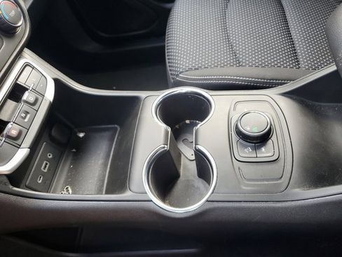 Used 2024 GMC Terrain SLE image 32