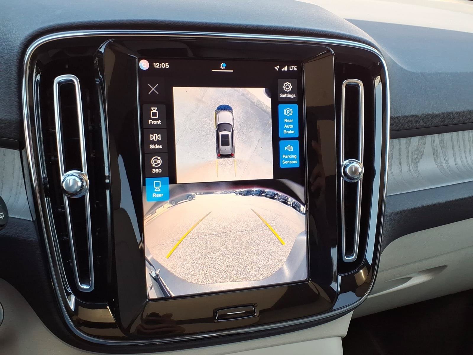 Certified 2025 Volvo XC40 B5 Plus AWD/4WD image 23