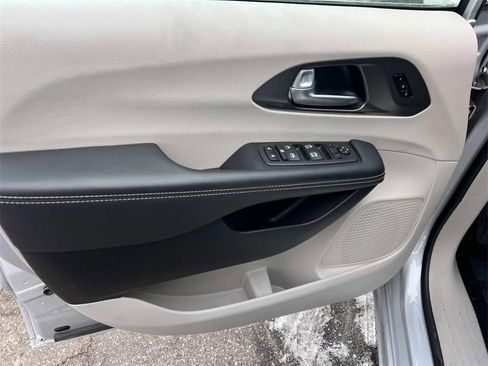 Used 2024 Chrysler Pacifica Touring-L image 13