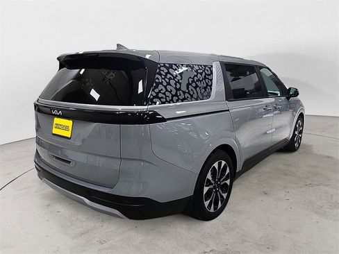 Used 2024 Kia Carnival EX image 5
