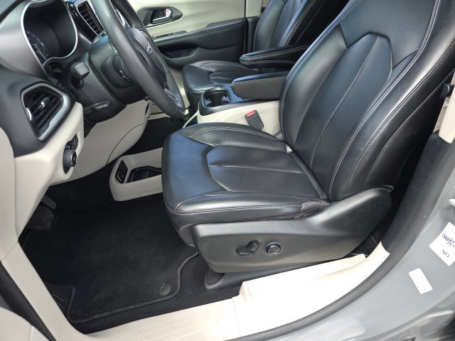 Used 2023 Chrysler Pacifica Touring-L FWD image 14