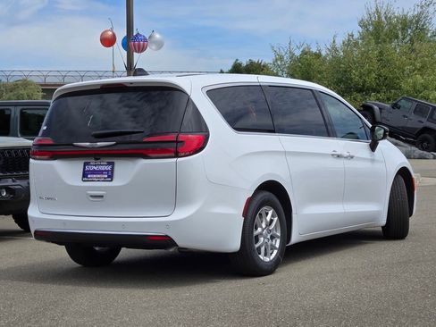 New 2026 Chrysler Pacifica Select image 3