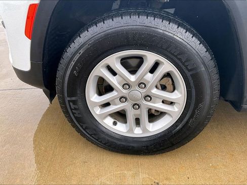 Used 2023 Jeep Grand Cherokee Laredo image 8