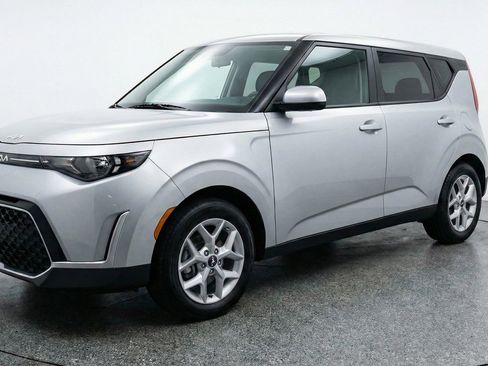 Used 2025 Kia Soul LX w/ LX Technology Package image 3