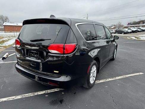 Used 2018 Chrysler Pacifica LX image 9