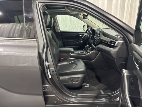 Used 2021 Toyota Highlander XLE image 14