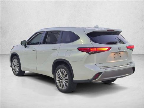 Used 2023 Toyota Highlander Platinum FWD image 7