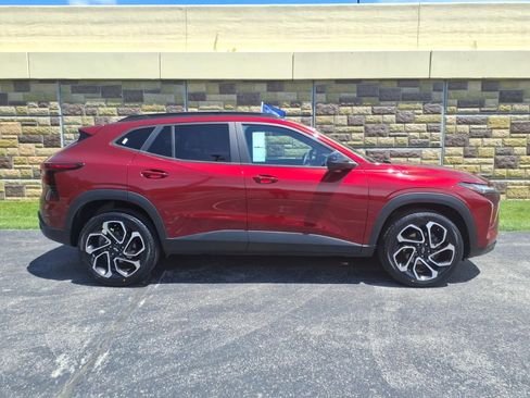 Used 2024 Chevrolet Trax RS w/ Sunroof Package FWD image 12