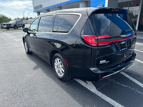 Used 2024 Chrysler Pacifica Touring-L FWD image 4
