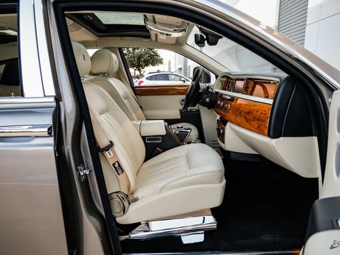 Used 2014 Rolls-Royce Phantom Sedan image 41