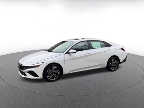 Used 2025 Hyundai Elantra SEL FWD image 8