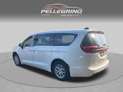 Used 2023 Chrysler Pacifica Touring-L FWD image 4