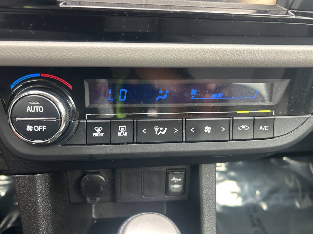 Used 2014 Toyota Corolla LE FWD image 25