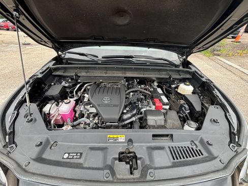 Used 2025 Toyota Highlander LE FWD image 33
