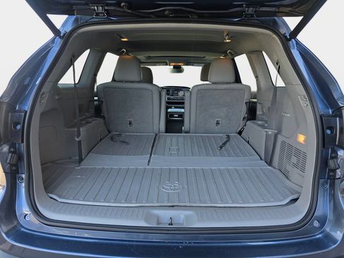 Used 2019 Toyota Highlander XLE AWD/4WD image 14