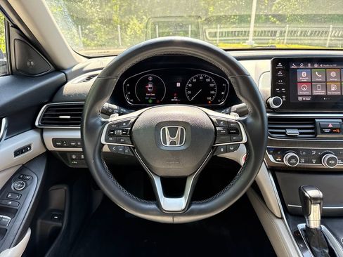 Used 2018 Honda Accord Touring image 19
