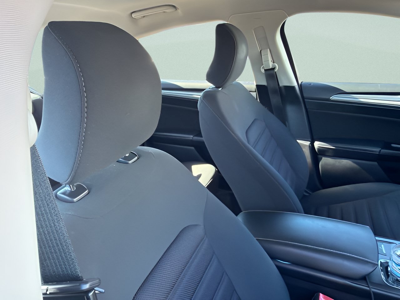 Used 2017 Ford Fusion SE w/ Fusion SE Technology Package FWD image 5