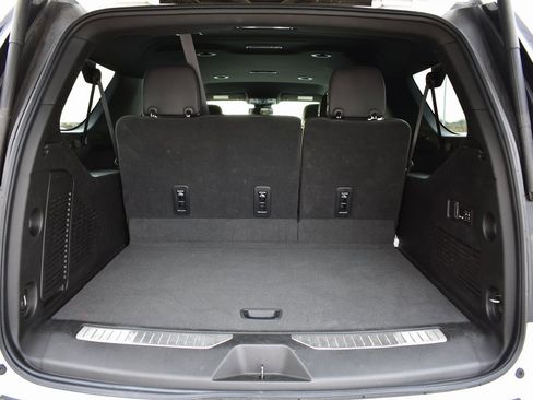 Used 2023 Chevrolet Suburban Premier image 28