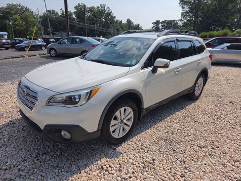 Used 2015 Subaru Outback 2.5i Premium AWD/4WD image 3