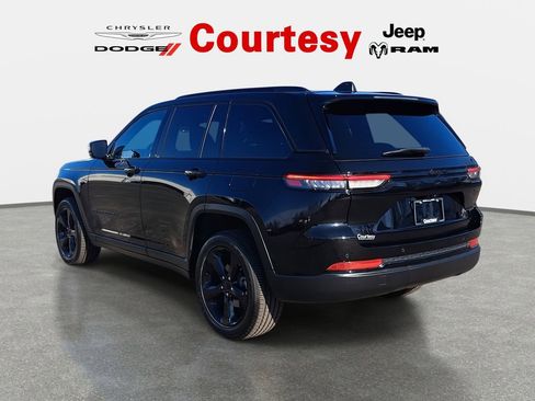 Used 2023 Jeep Grand Cherokee Altitude image 4