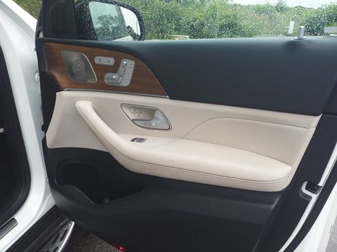 Used 2023 Mercedes-Benz GLS 450 4MATIC image 11