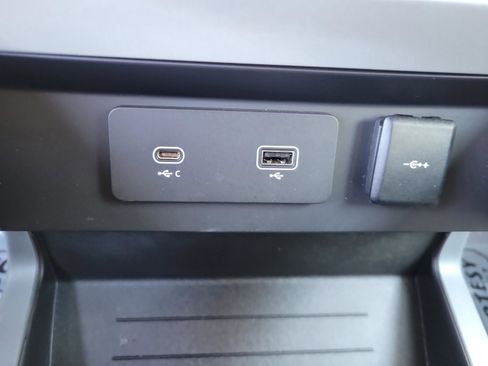 Used 2024 Land Rover Defender 130 S image 15