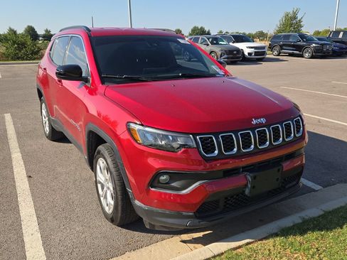 Used 2024 Jeep Compass Latitude AWD/4WD image 4
