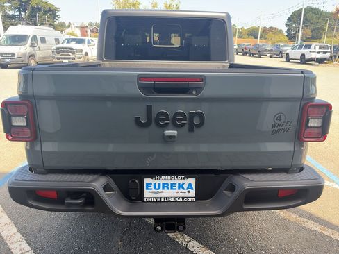 Used 2025 Jeep Gladiator Sport AWD/4WD image 20