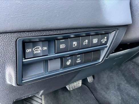 Used 2025 Toyota Sequoia Platinum image 32