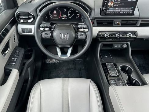 Used 2025 Honda Pilot Touring image 17