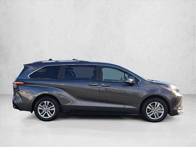 Used 2025 Toyota Sienna Limited FWD image 4