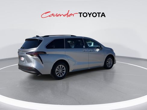 Certified 2025 Toyota Sienna XLE image 8