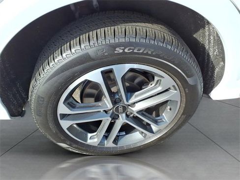 Used 2025 Audi Q5 Premium w/ Convenience Package image 5